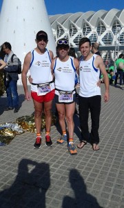 Maratonistas portando la camisa deportiva de Retinosis Pigmentaria.