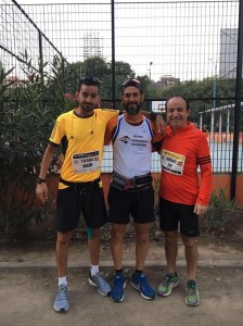 Maratonista portando la camisa deportiva de Retinosis Pigmentaria.