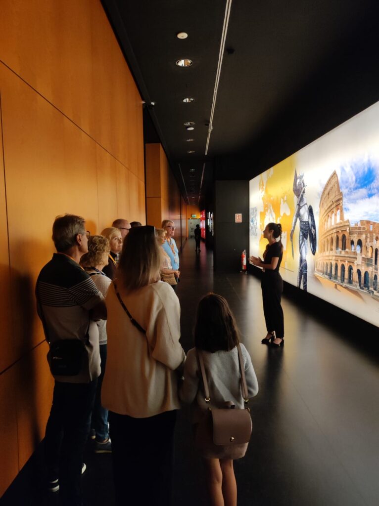 Socios de Retina Comunidad Valenciana visitan la exposición en el MARQ de Alicante