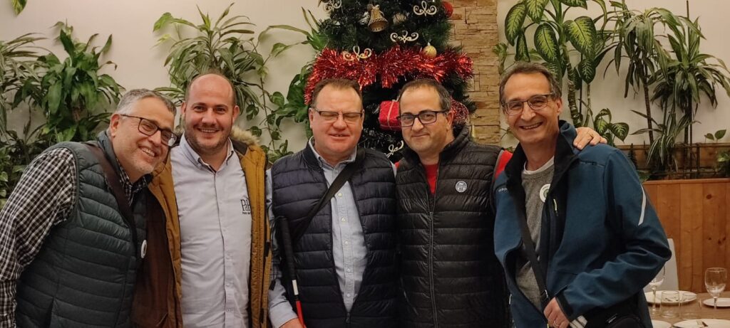 Amigable foto de grupo junto a árbol de Navidad. 