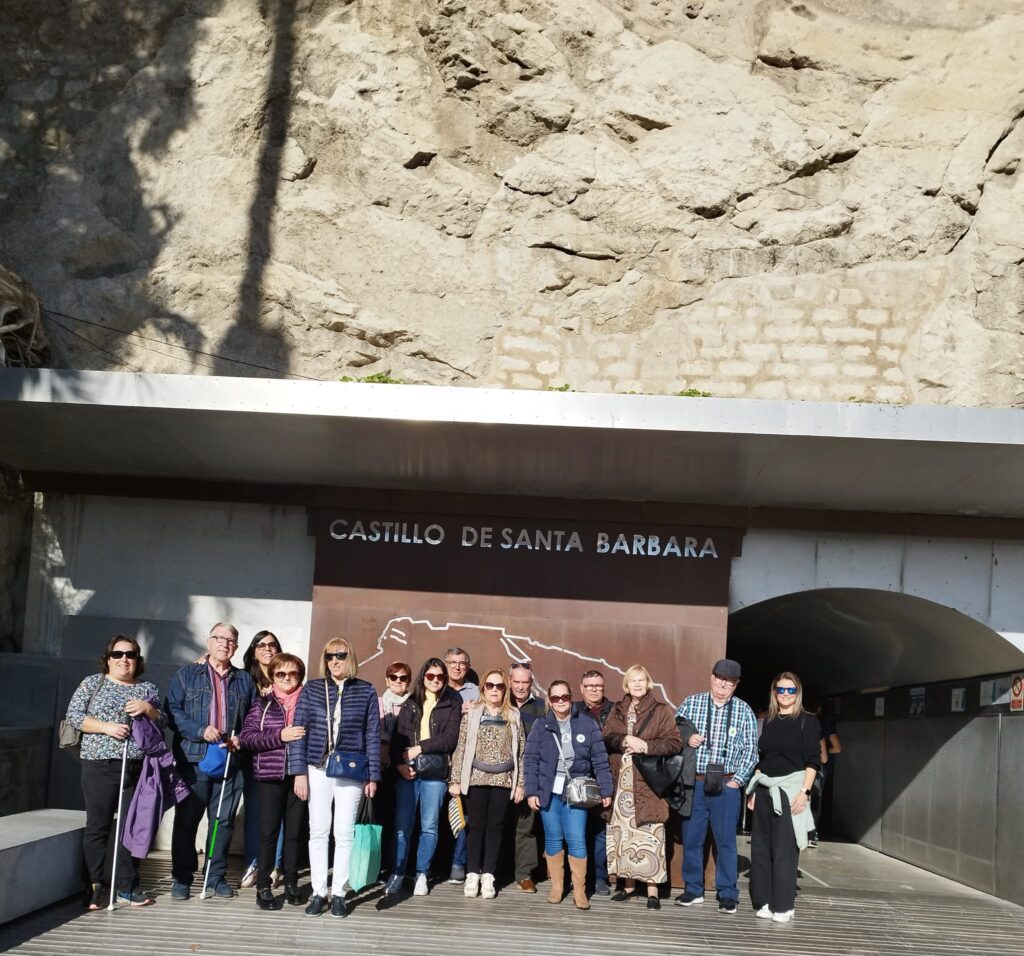 Foto de grupo en el Castillo de Santa Barbara