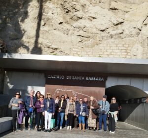 Foto de grupo en el castillo de Santa Bárbara