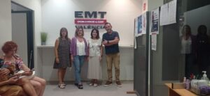 Fotogrrafía de grupo en las instalaciones de la EMT. Representantes de esta entidad junto a Retina Comunidad Valenciana